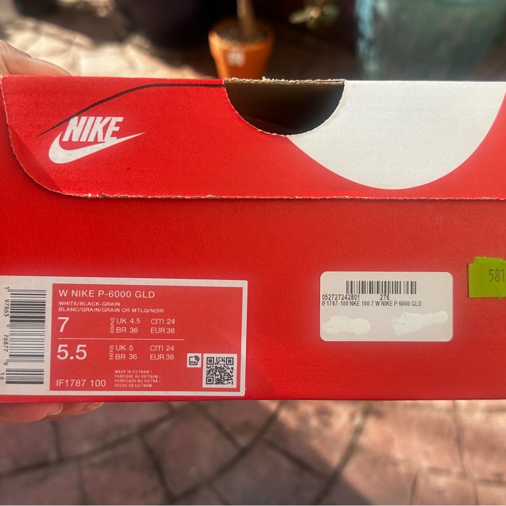 Nike P-6000 GLD Women's Sneakers in Black and White